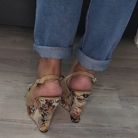 Tan Flower Wedge Open Toe Sandals Size 7.5 - Picture 4 of 11